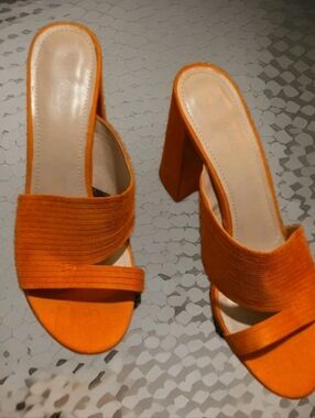 Charles by Charles David Rhythmic Faux Suede Block 3in Heels Sz 8.5Signs of we